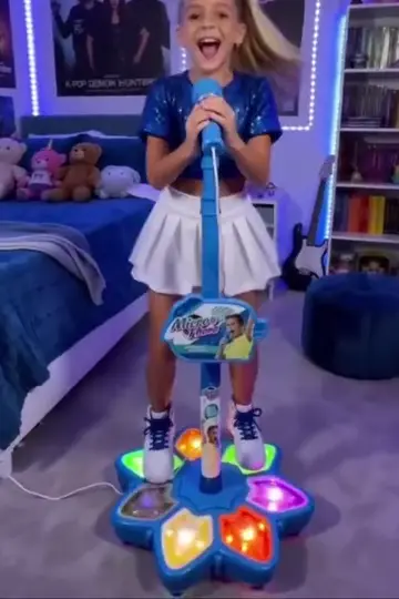 Ela canta e a base acende